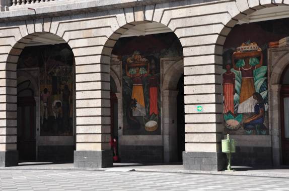 Murais de Diego Rivera cobrem as paredes de pátio interno da Sec. de Educação, na Plaza Santo Domingo, na Cidade do México, capital do país